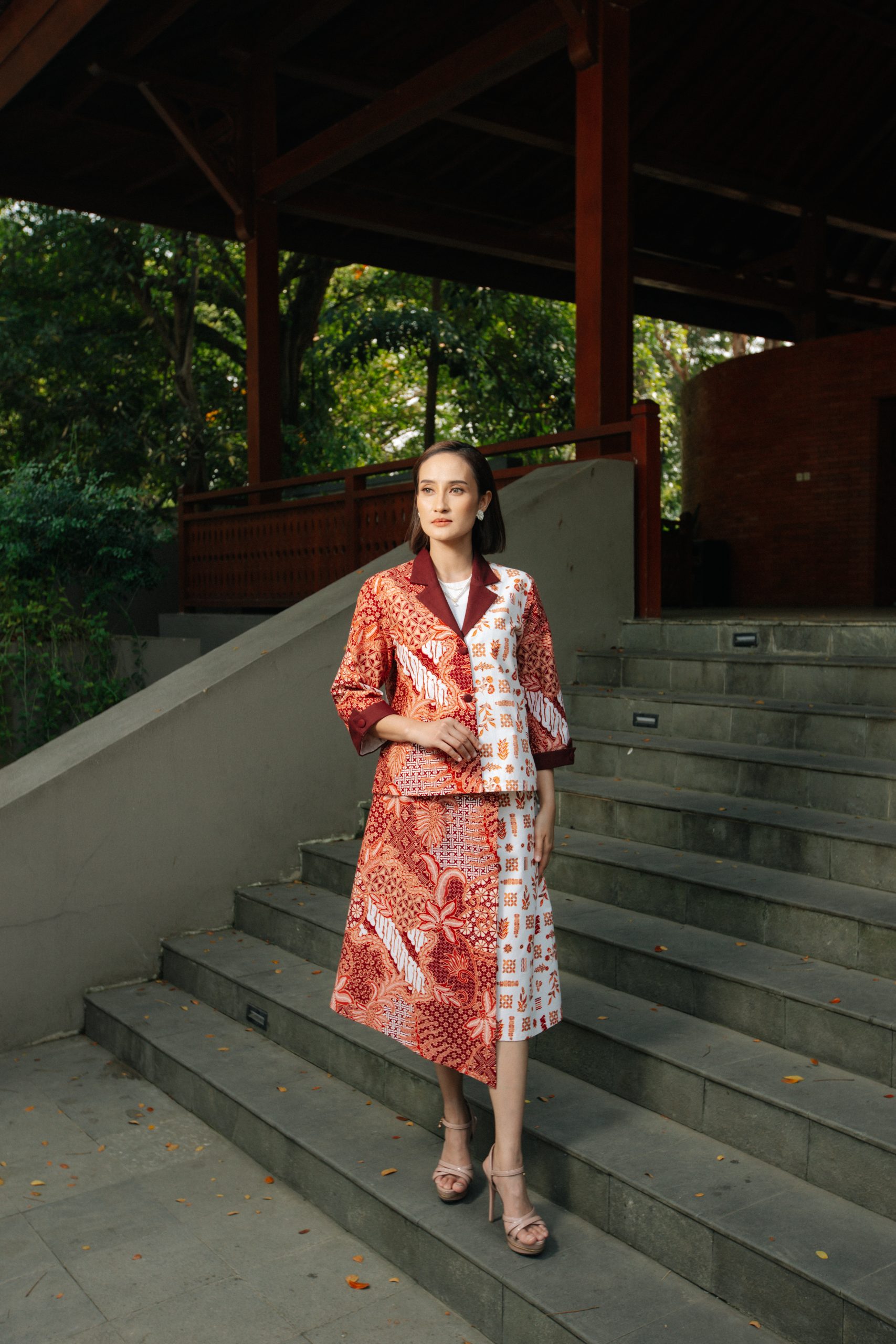 Model wanita mengenakan Batik Iskandartex Kelindan Series 1033 blazer wanita batik modern