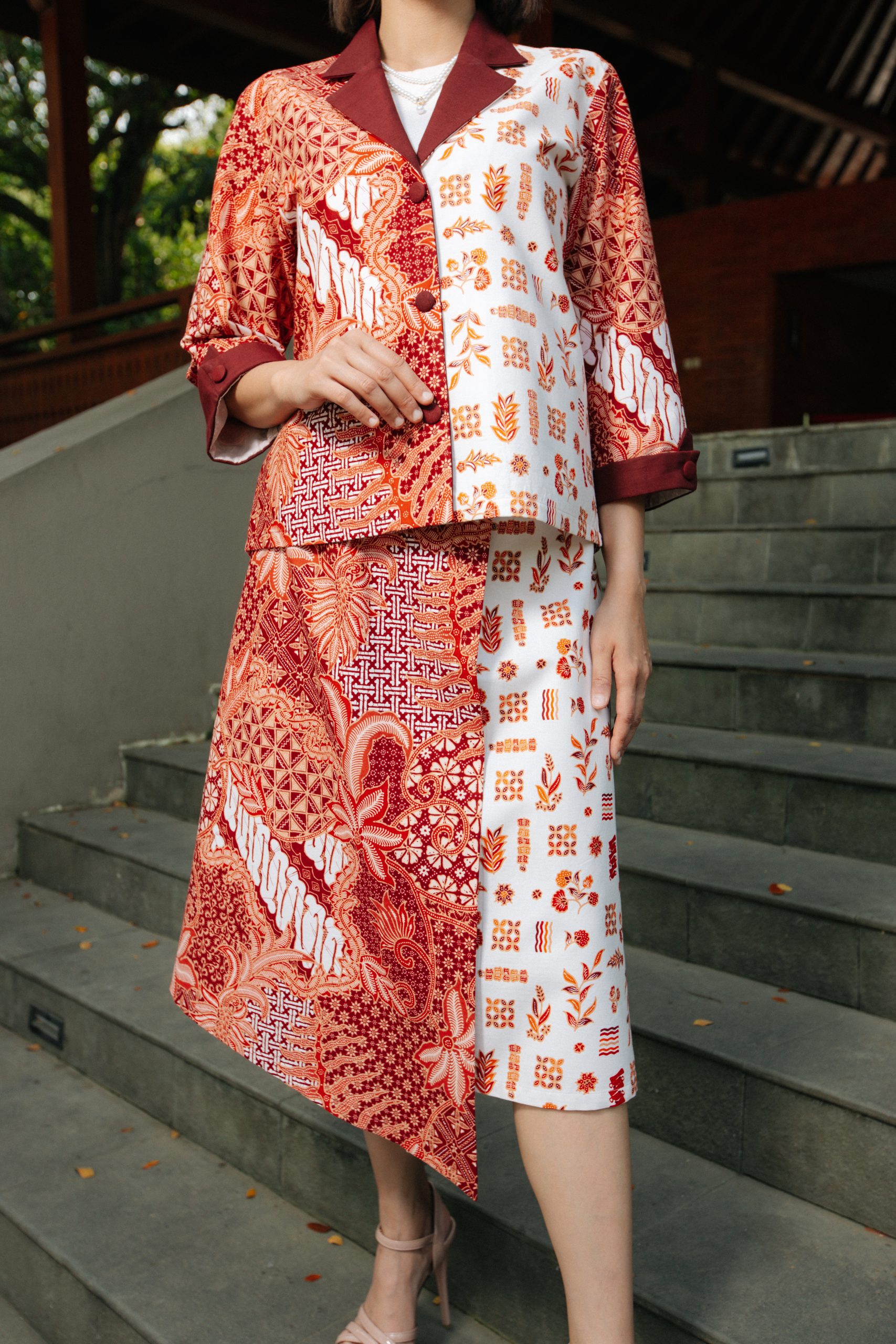 Model wanita mengenakan Batik Iskandartex Kelindan Series 1033 Rok Asimetris wanita batik modern