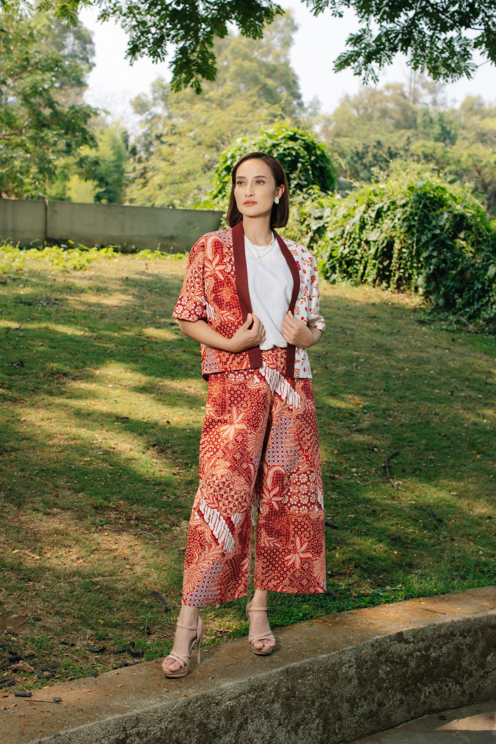 Model wanita mengenakan Batik Iskandartex Kelindan Series 1033 Cardigans Oversize dan Anklepants wanita batik modern
