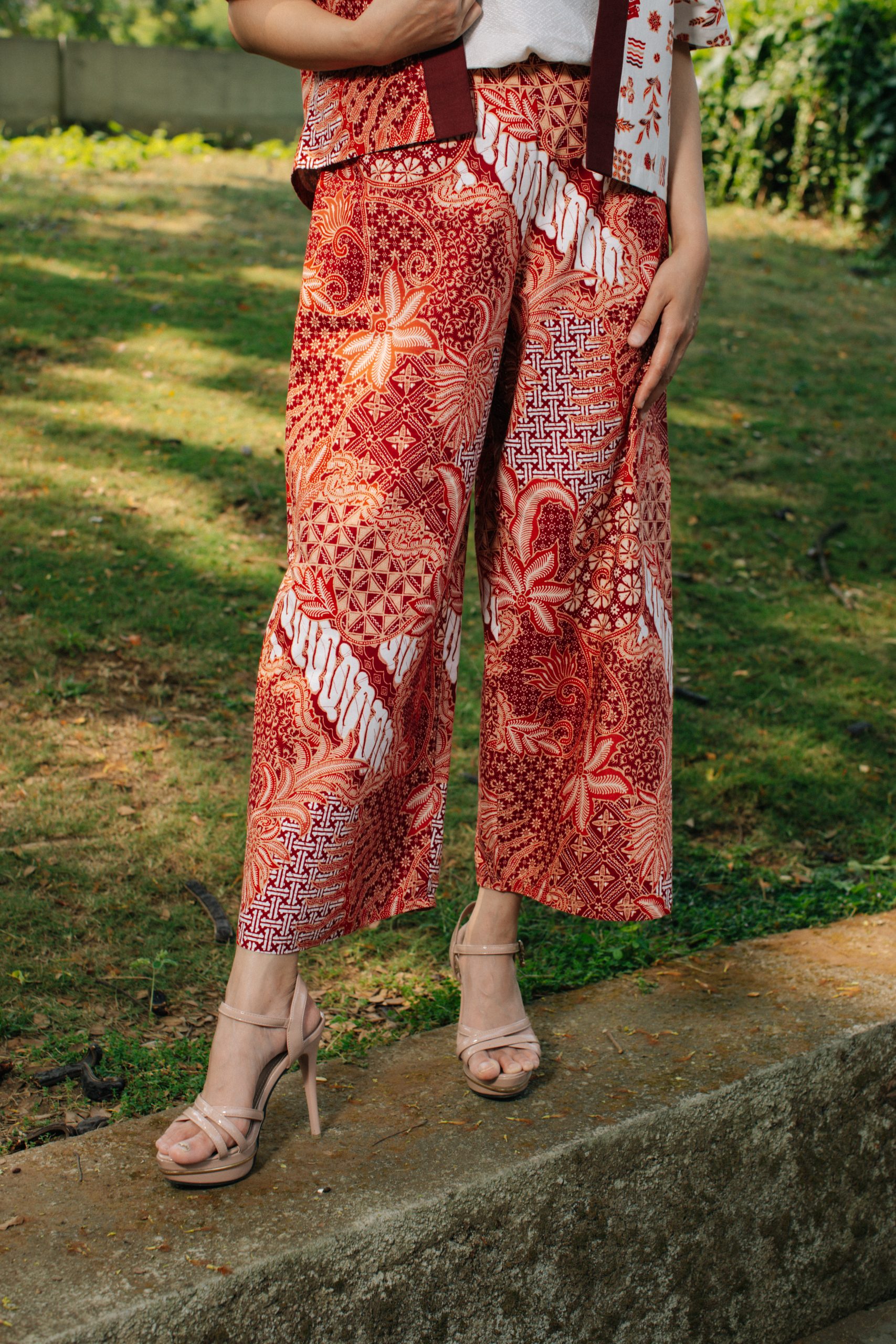 Model wanita mengenakan Batik Iskandartex Kelindan Series 1033 Cardigans Oversize dan Anklepants wanita batik modern