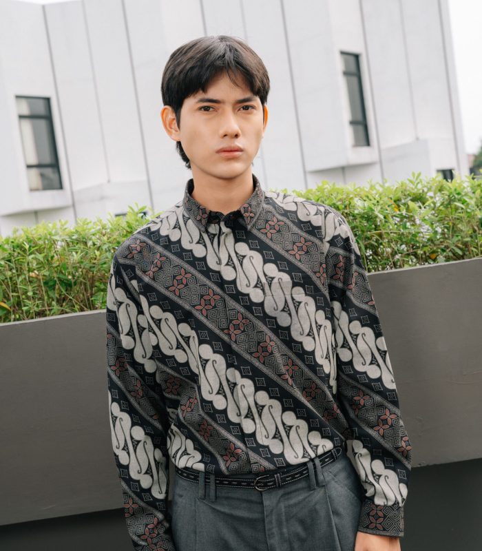 Kemeja Batik Pria Modern Harjotirto Sejajar Series warna hitam abu-abu dengan motif batik kontemporer eksklusif